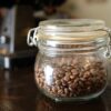 コーヒー豆を入れてるガラス瓶の画像